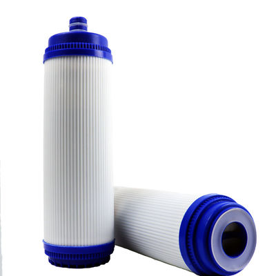 Un elemento de filtro de carbono activado de 20 pulgadas que es imprescindible para la producción de agua para alimentos y bebidas